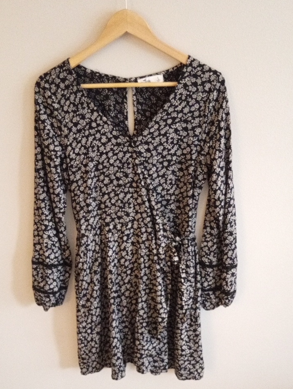 Hollister Black Floral Long-Sleeve Wrap Tie-Waist Dress Size Large